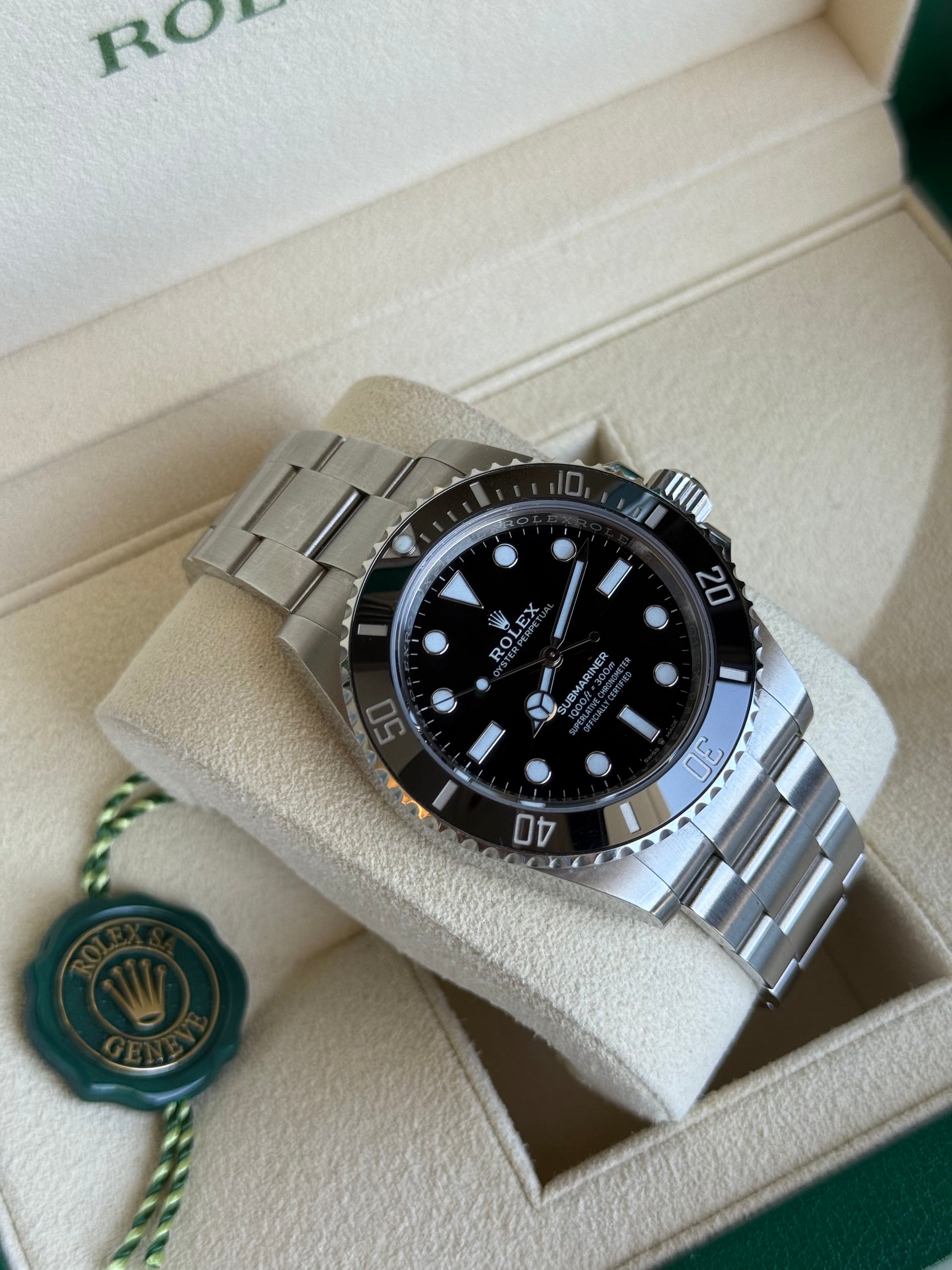 Rolex Submariner No-Date Black Dial on Oyster 124060 Complete 2021